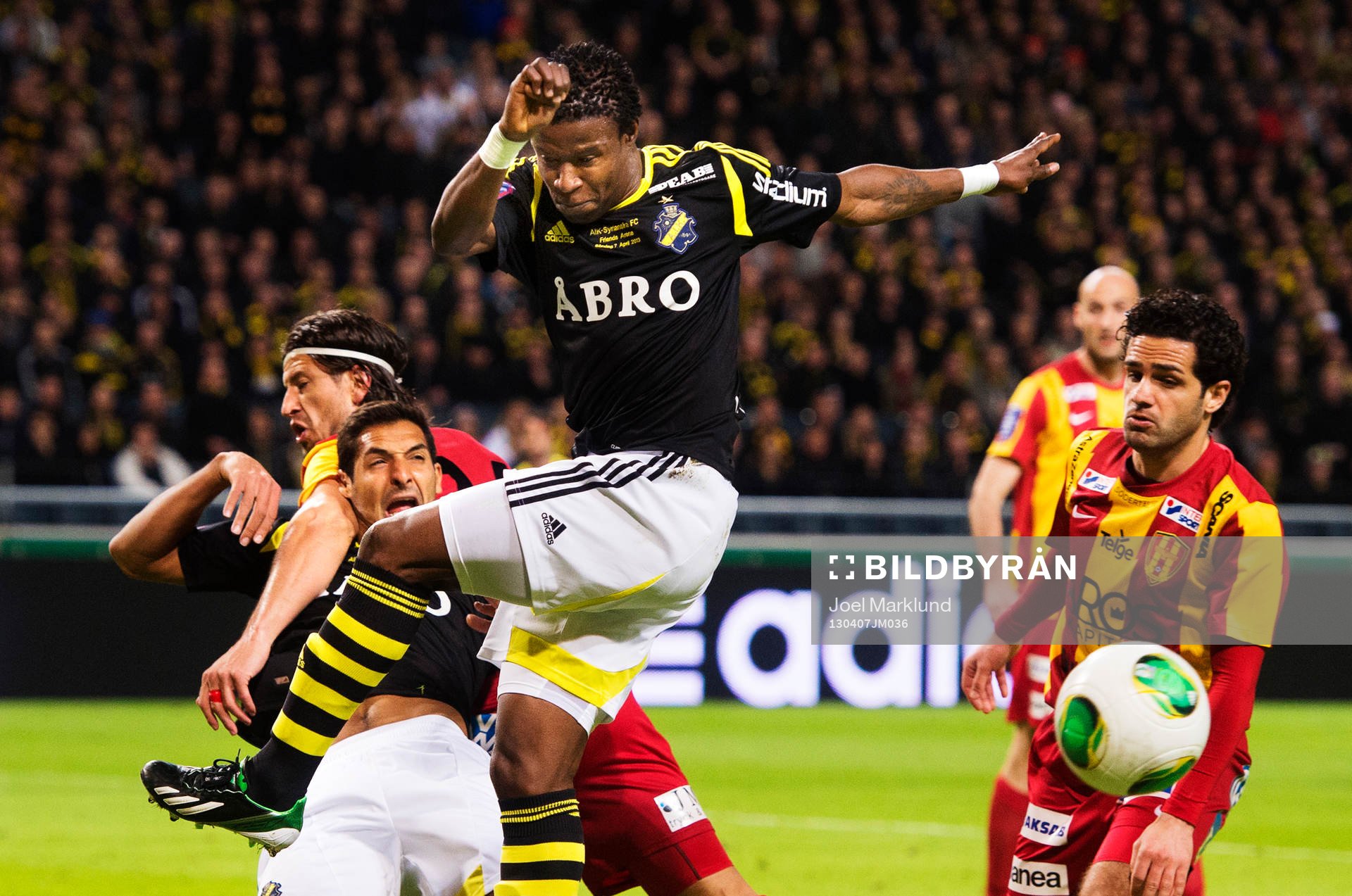 Celso Borges, AIK, stoppas av Haris Skenderovic, Syrianska,