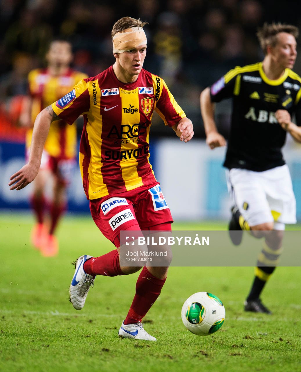 Alexander Michel, Syrianska, spelar med bandage om huvudet