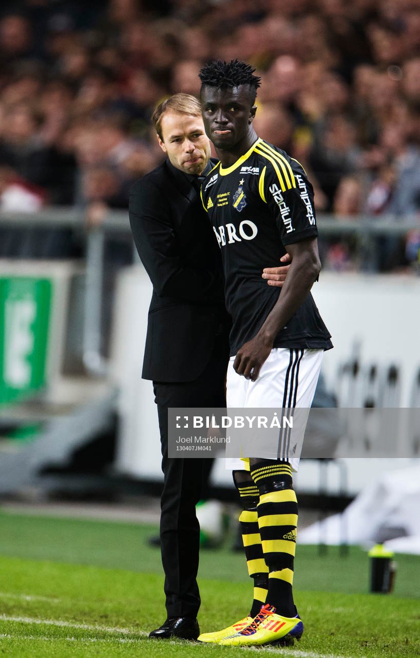 Andreas Alm, tränare AIK, kramar om Kwame Amponsah