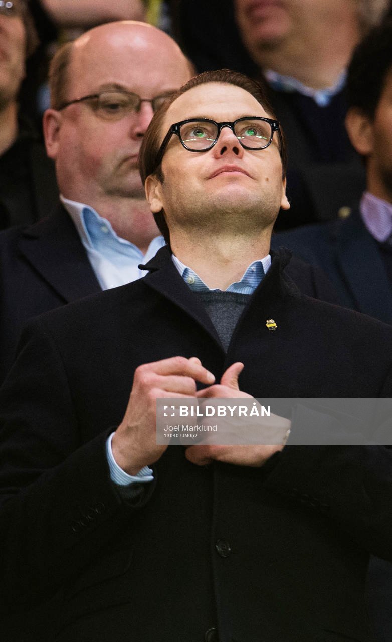 Prins Daniel ser matchen på plats