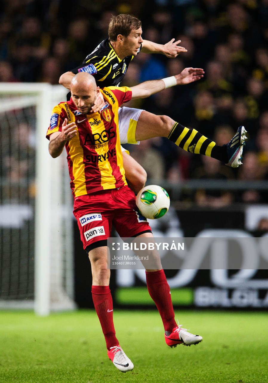 Fotboll, Allsvenskan, AIK - Syrianska: Dinko Felic, Syrianska, och Per Karlsson, AIK, i en luftduell.