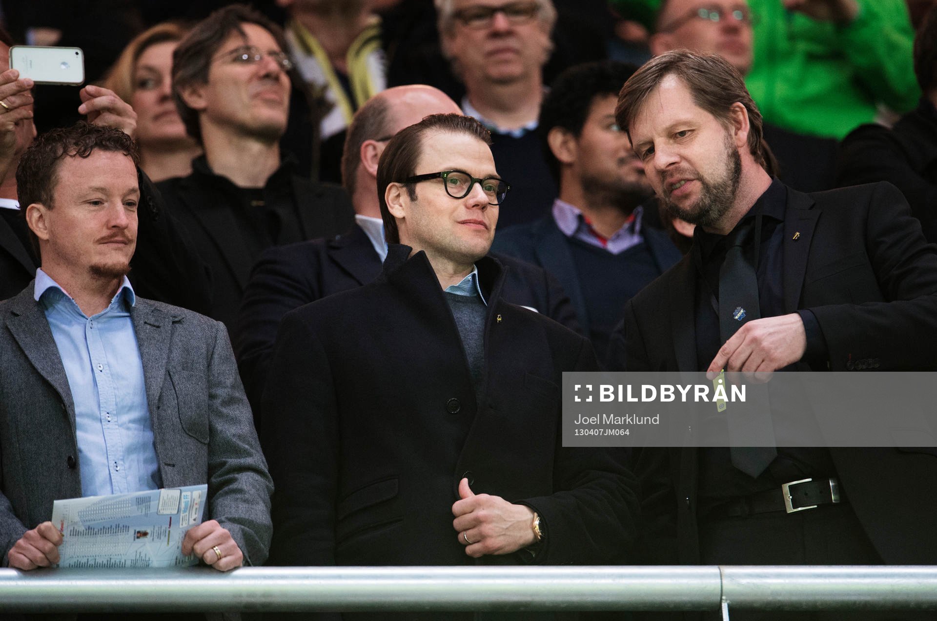Prins Daniel ser matchen på plats