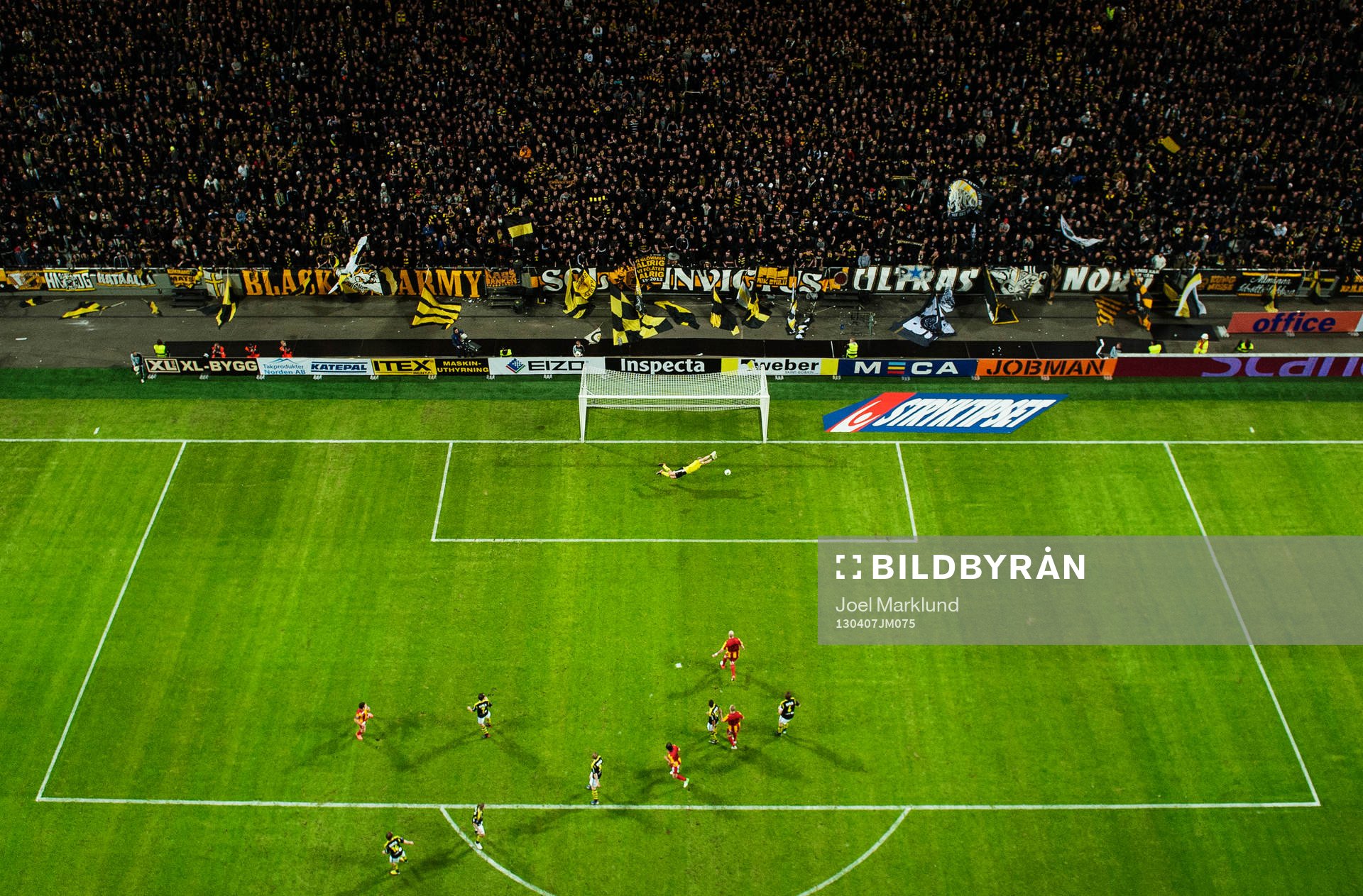 Ett skott går mot Ivan Turina, målvakt, AIK, som slänger