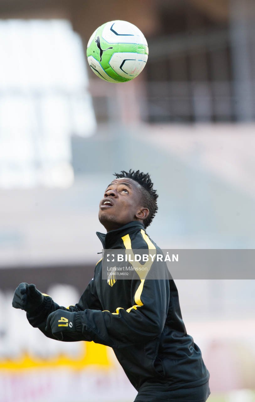 Bolljonglering, spelare kickar boll, uppvärmning,