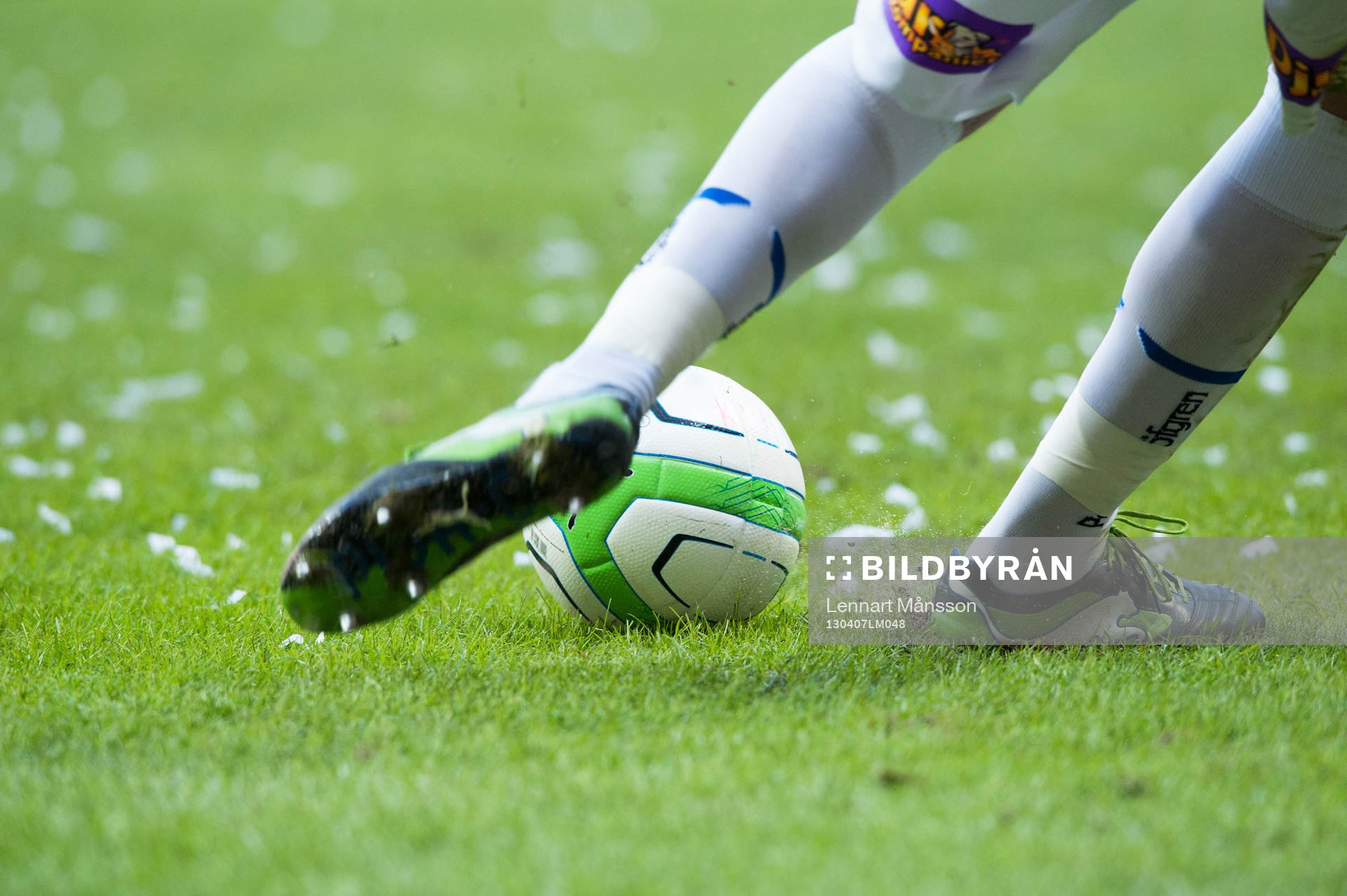 Tillslag på boll, fotbollsskor, fotbollsstrumpor, inspark,