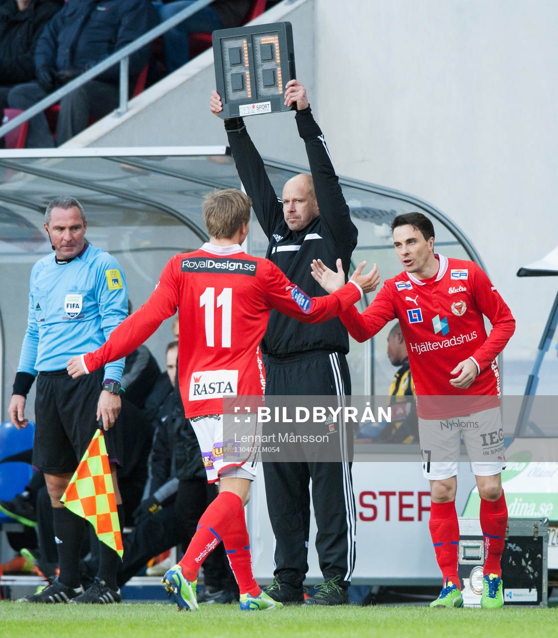Byte, Martin Hansson, fjärde domare, visar att nr 17