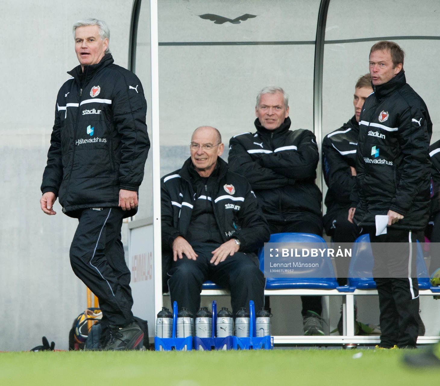 Kalmars bänk med tränaren Nanne Bergstrand i spetsen