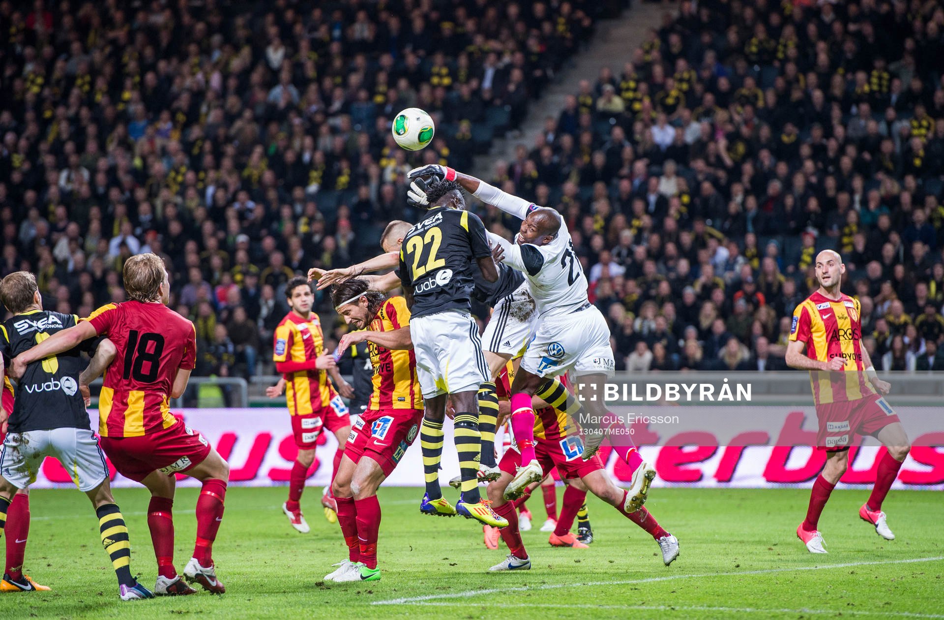 Kwame Amponsah Karikari, AIK. är framme på inlägg