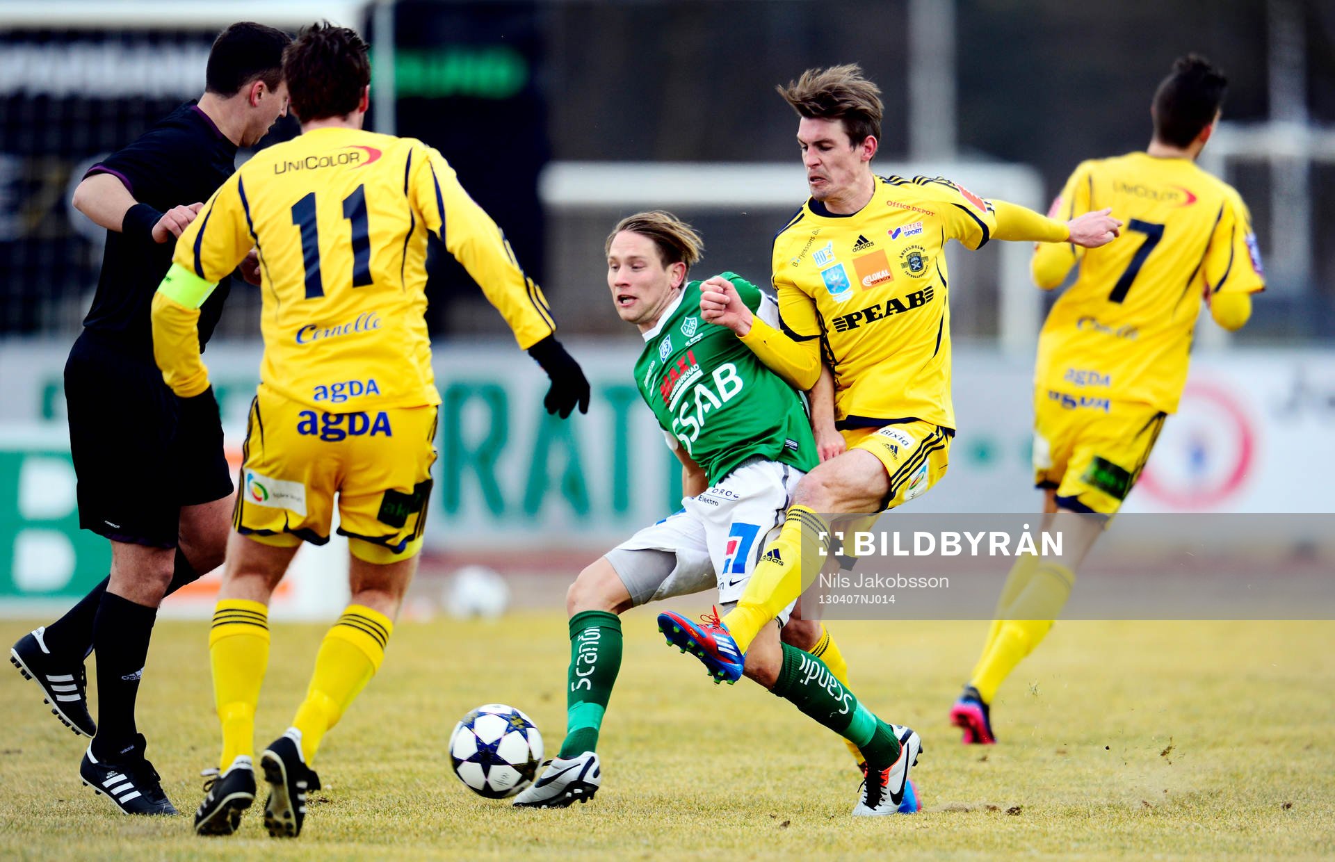 Fotboll, Superettan, Ängelholm - Brage: Andi Toompuu, Brage och Andreas Grahm, Ängelholm i närkamp.