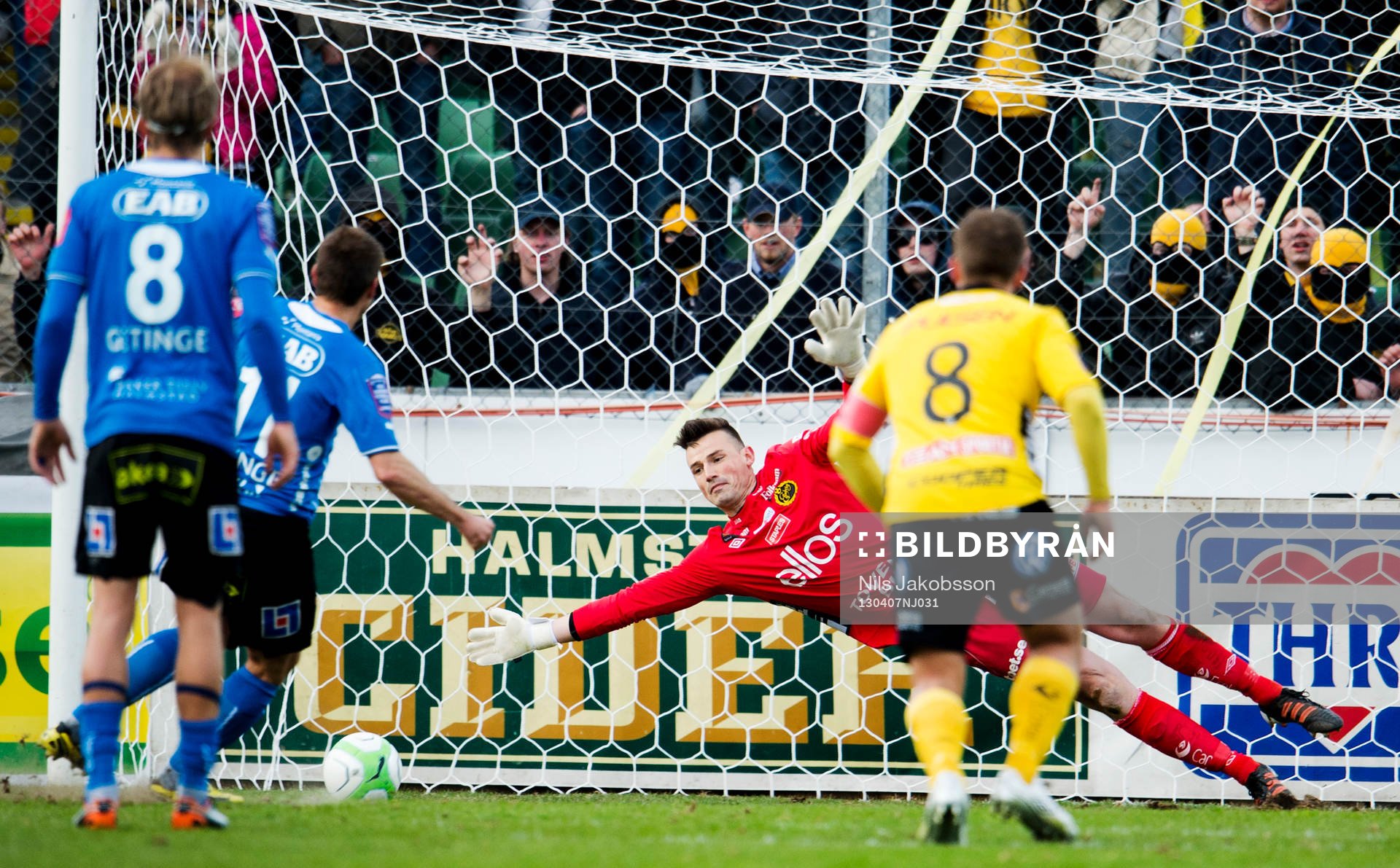 Stefan Selakovic, Halmstad, sätter en straff och gör 1-1