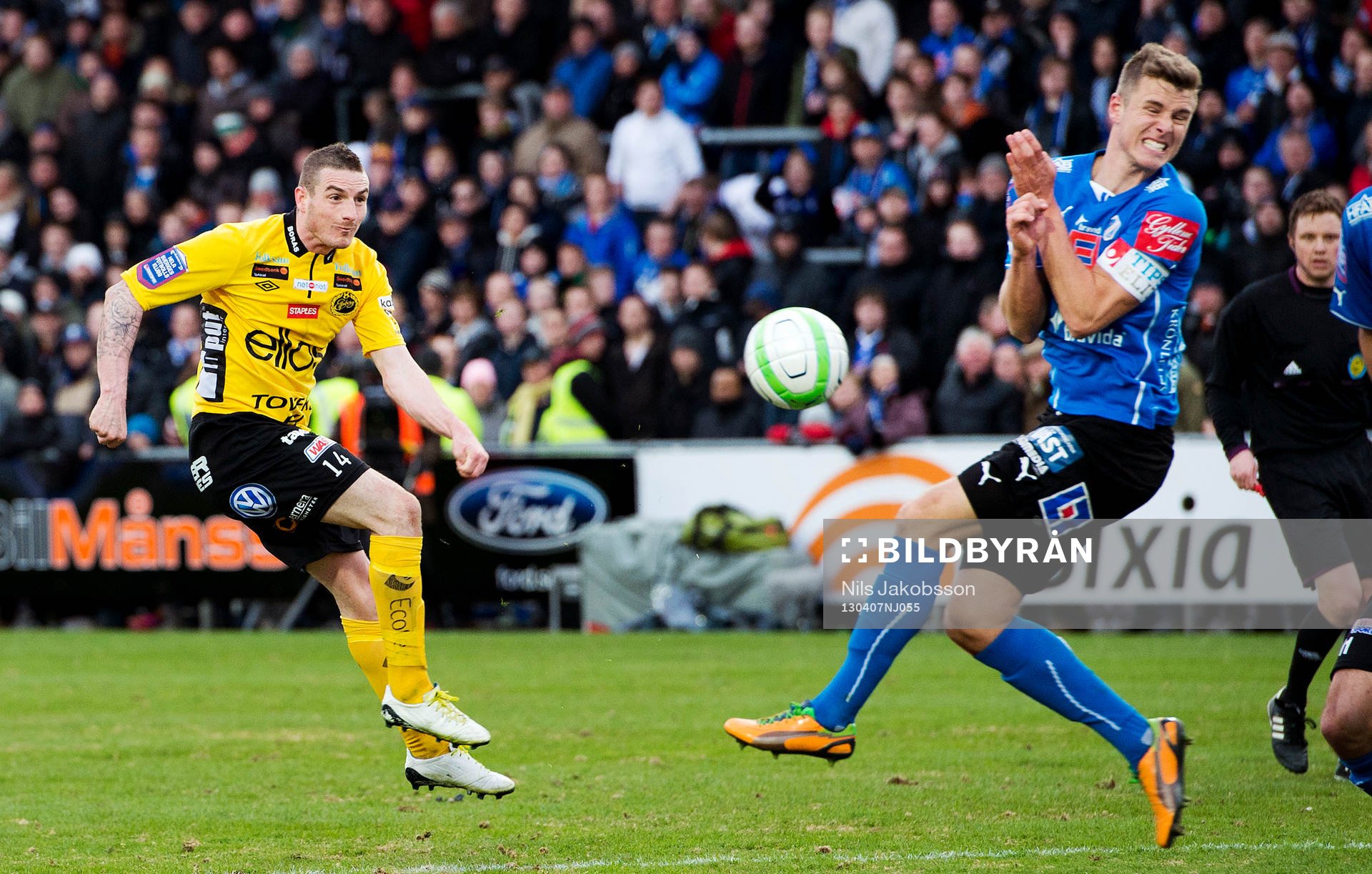 Fotboll, Allsvenskan, Halmstad BK - Elfsborg: James Keene, Elfsborg, skjuter på Rickard Magyar, Halmstad.