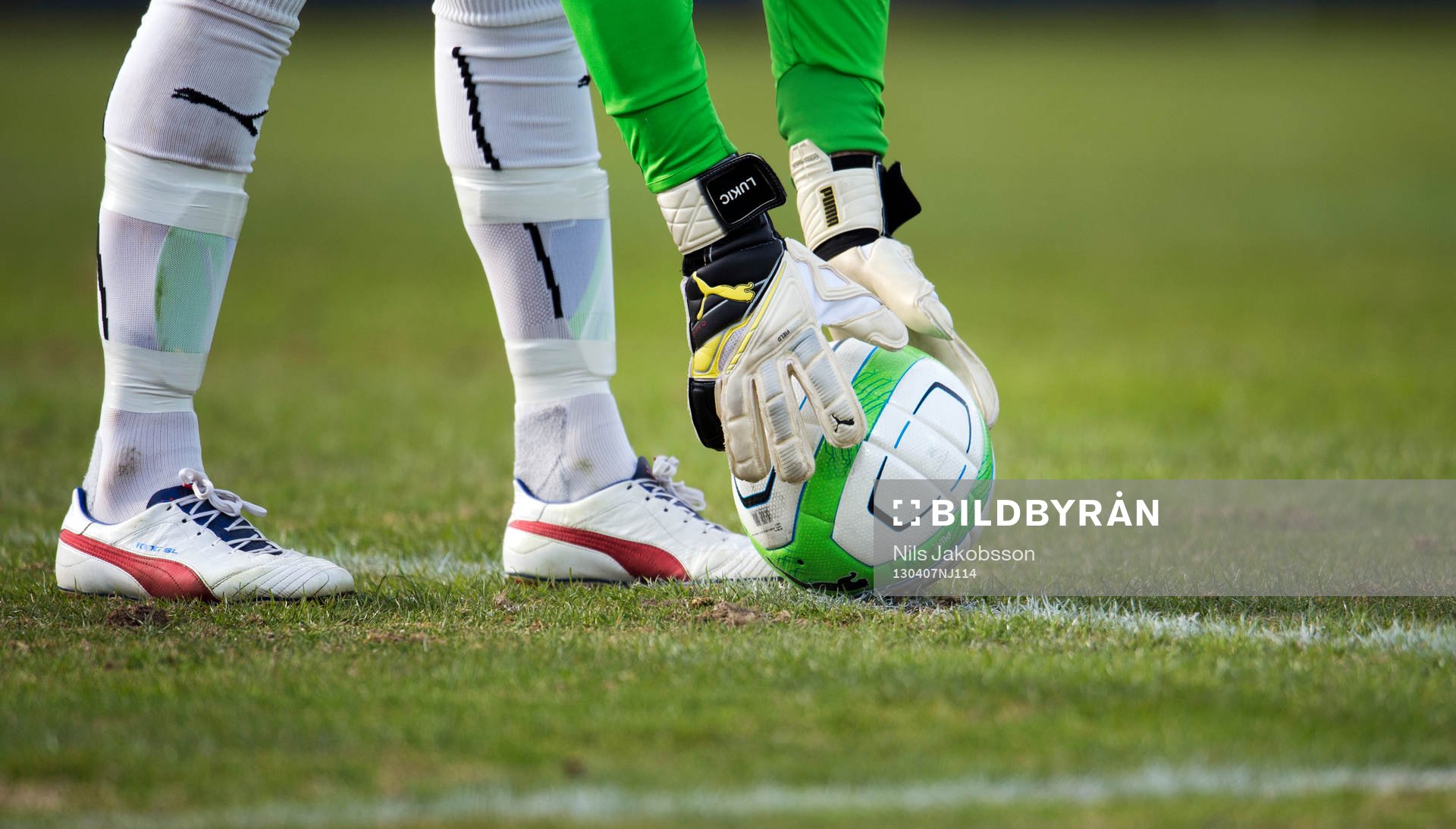 Fotboll, Allsvenskan, Halmstad BK - Elfsborg: målvakt lägger ner en boll för att göra en utspark.