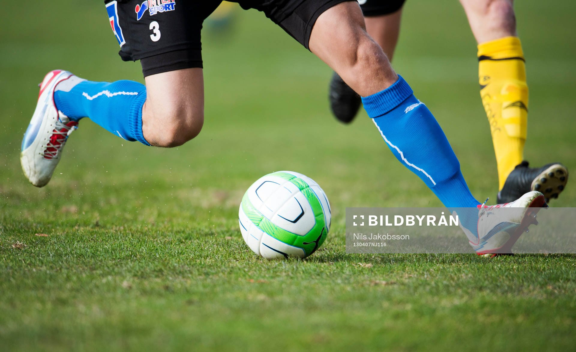 en fotboll på en gräsplan