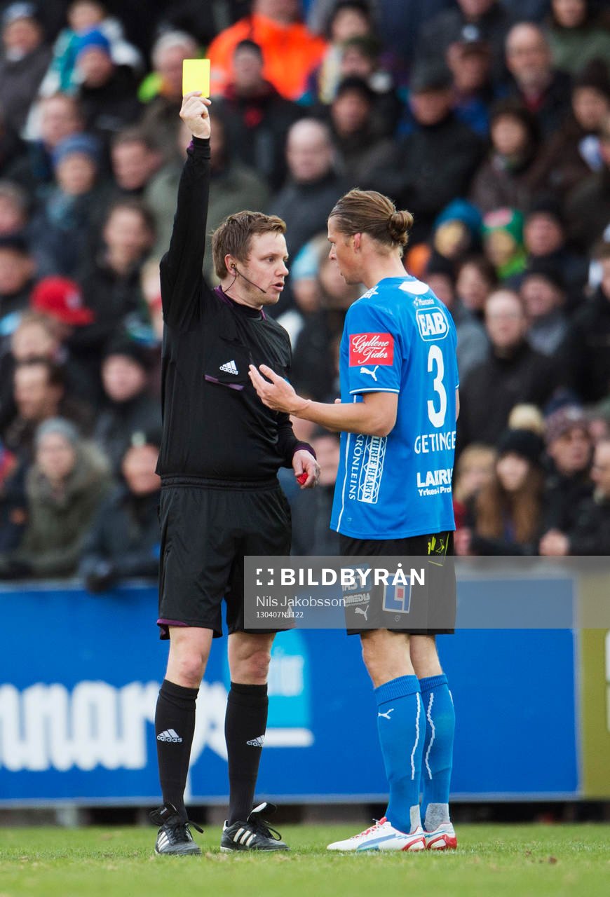 domare Markus Strömbergsson ger Fredrik Liverstam,