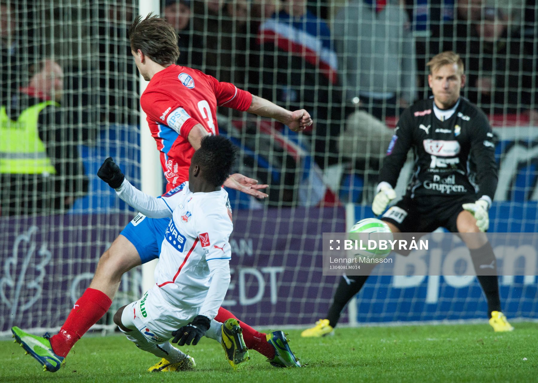 David Accam, Helsingborg, har vänt mort Månz Karlsson,