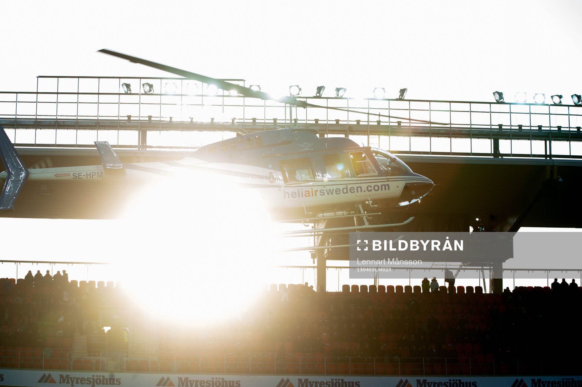 Helikopter landar på Myresjö arena i solnedgången