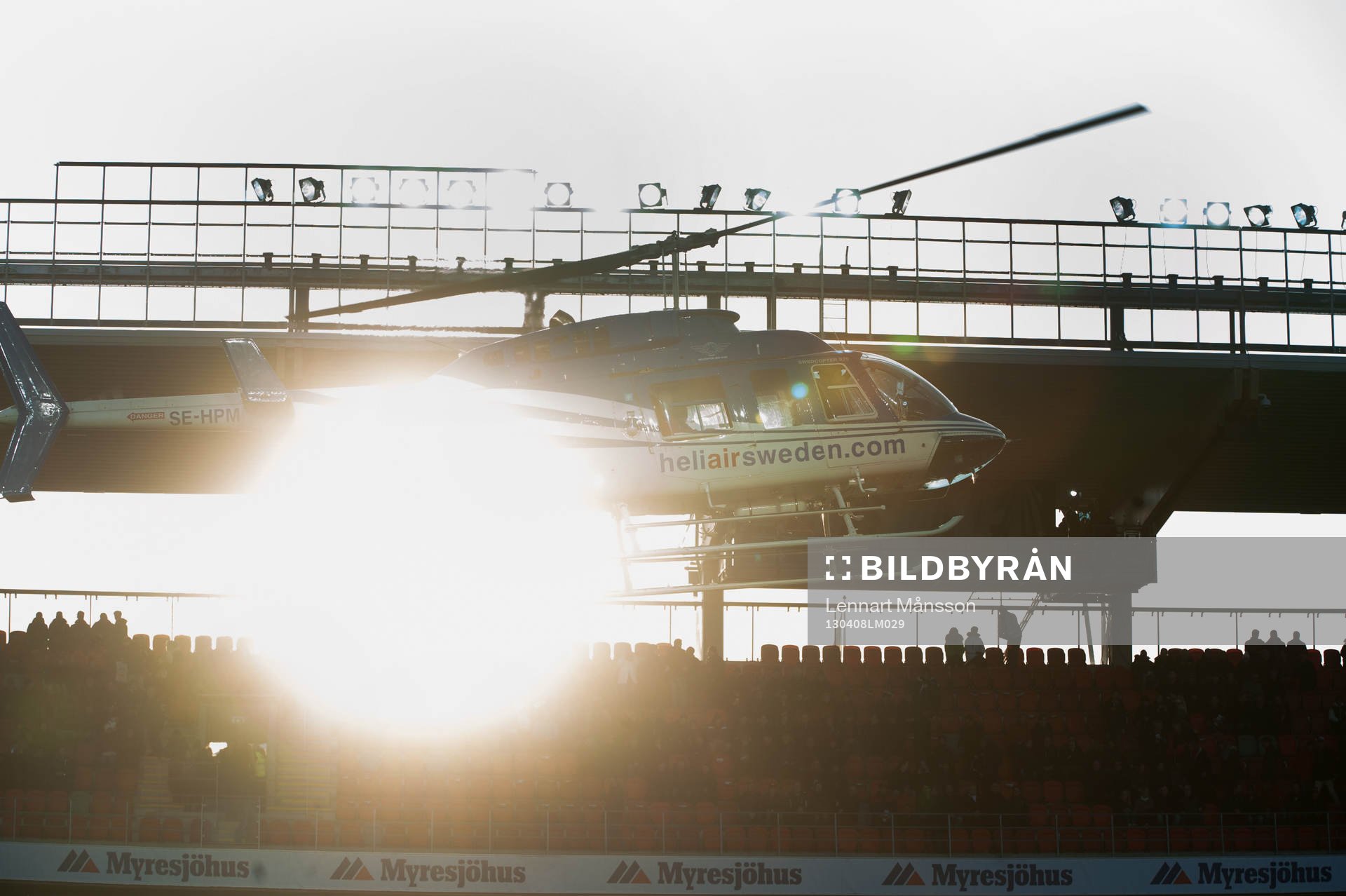 Helikopter landar på Myresjö arena i solnedgången