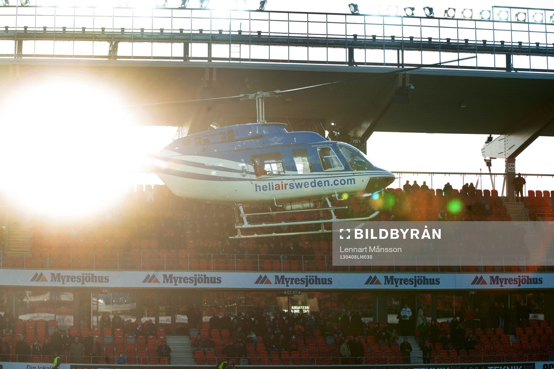Helikopter landar på Myresjö arena i solnedgången