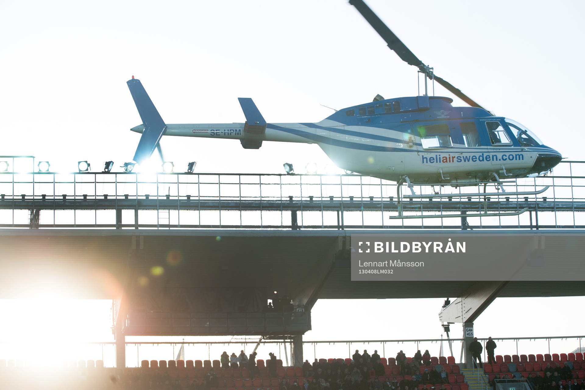 Helikopter landar på Myresjö arena i solnedgången