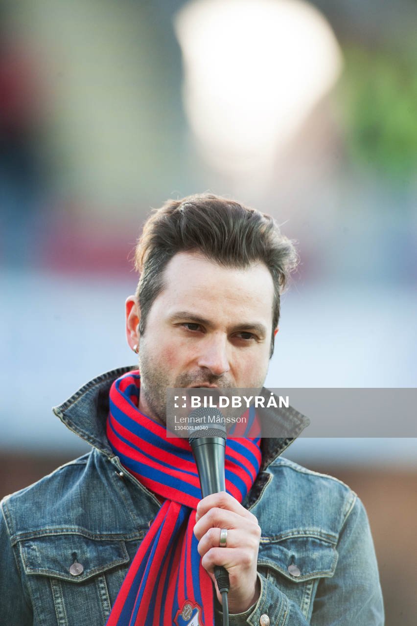 Ola Salo sjunger Öster-sången på Myresjö Arena