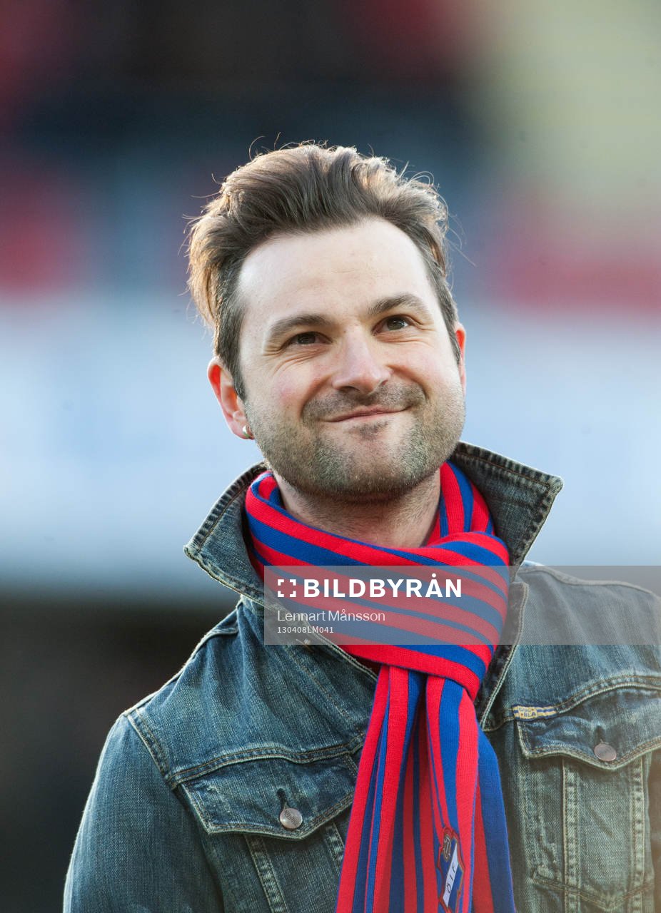 Ola Salo sjunger Öster-sången på Myresjö Arena