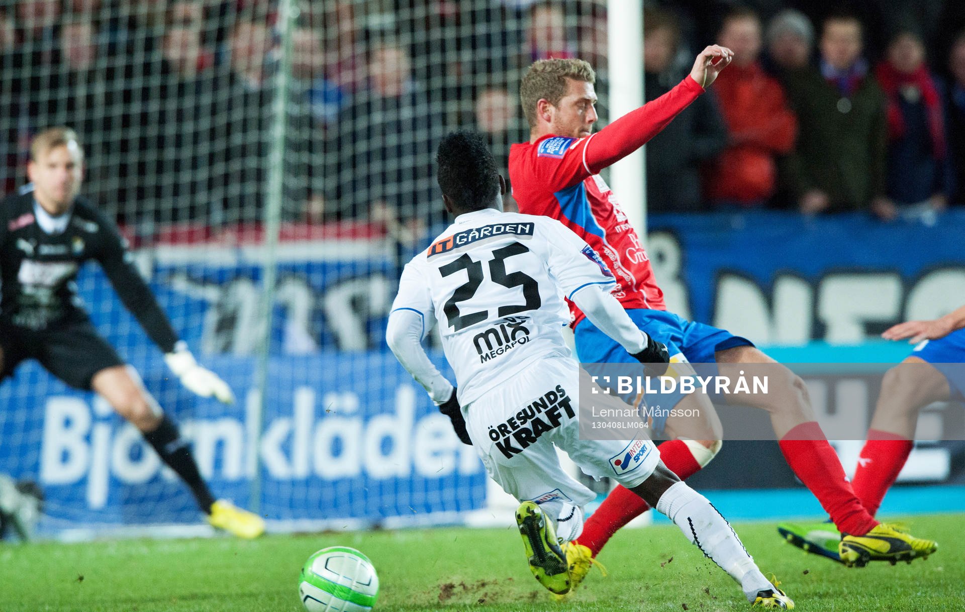 David Accam, Helsingborg, fintar bort Stefan Karlsson,