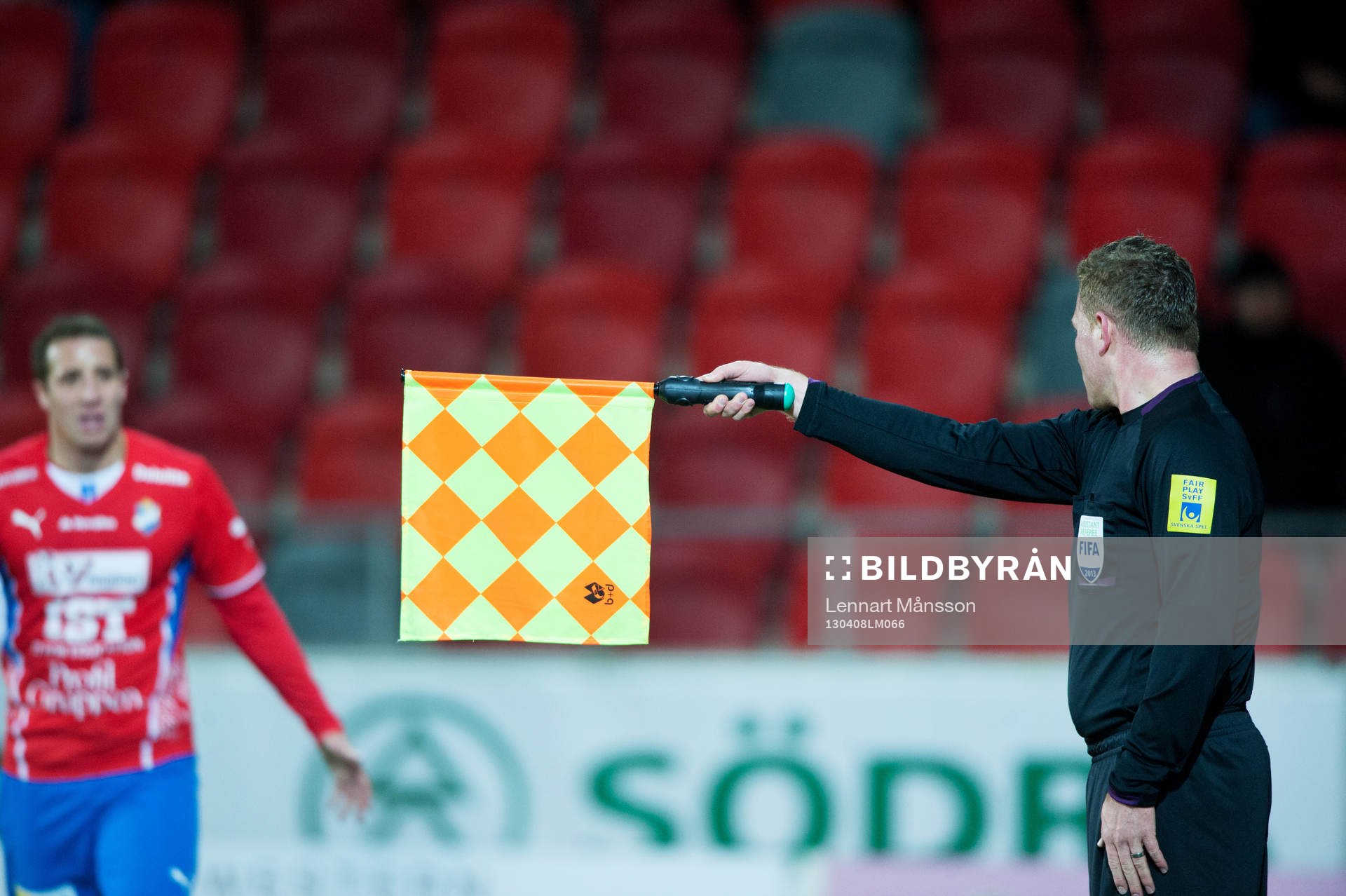 Fotboll, allsvenskan, Öster - Helsingborg: Assisterande domare vinkar för offside