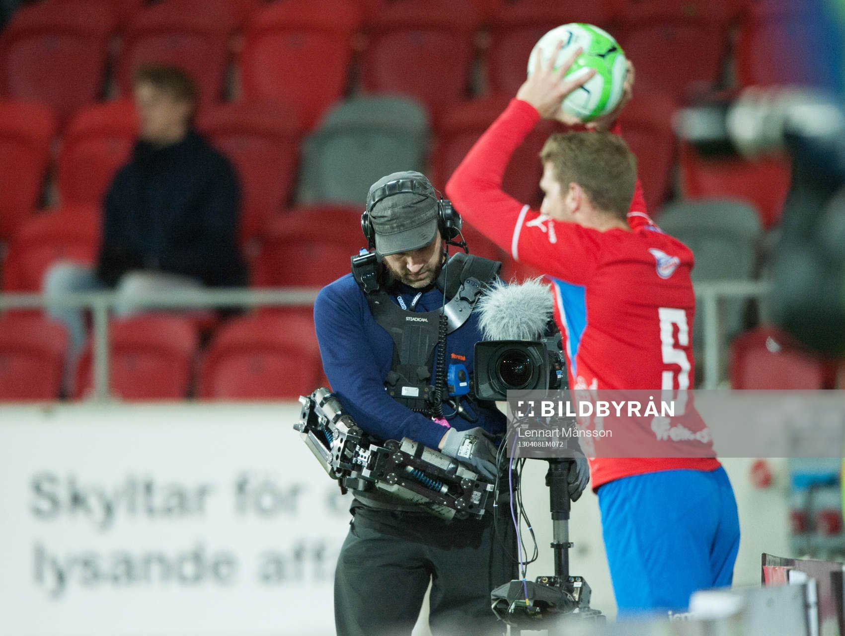 Fotboll, allsvenskan, Öster - Helsingborg: Kameraman med TV-kamera följer Stefan Karlsson, Öster, vid ett inkast