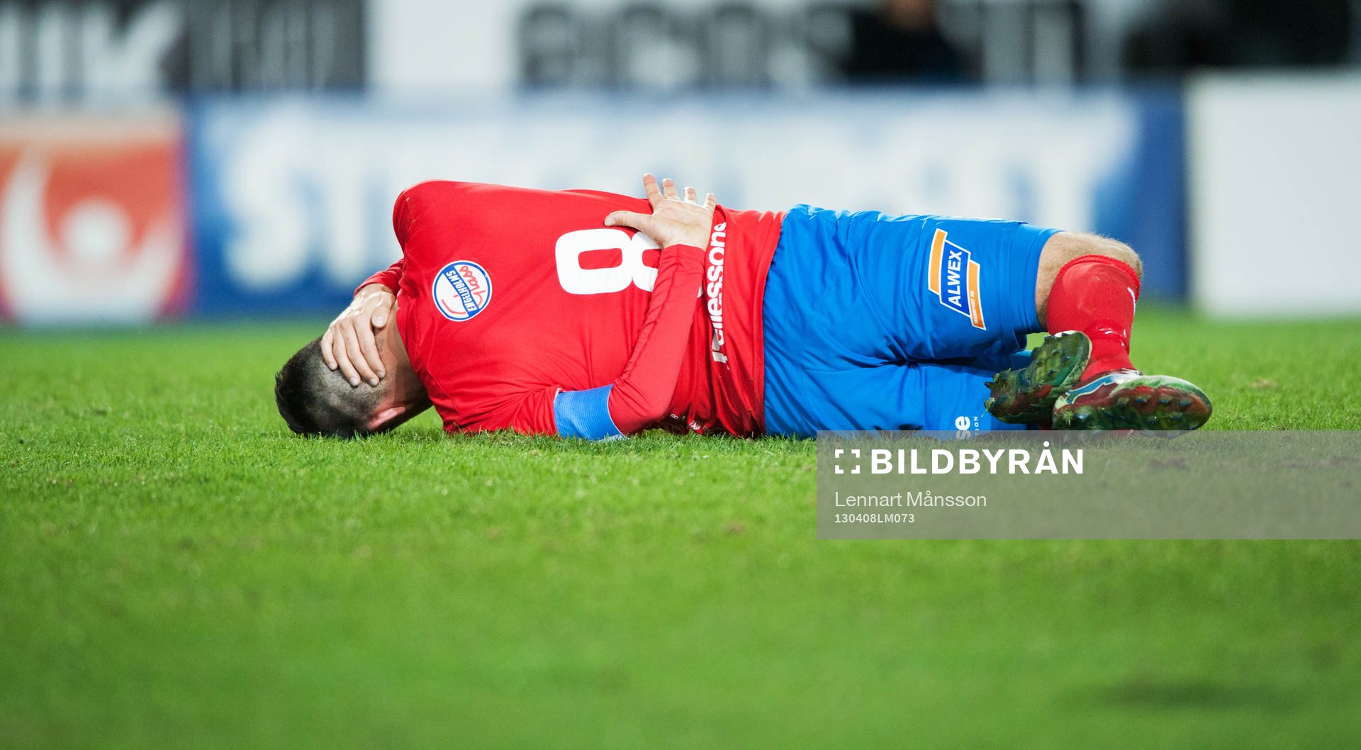 Fotboll, allsvenskan, Öster - Helsingborg: Skada, skadad, Denis Velic, Öster, vrider sig i smärtor, utslagen, däckad, skada rygg och nacke