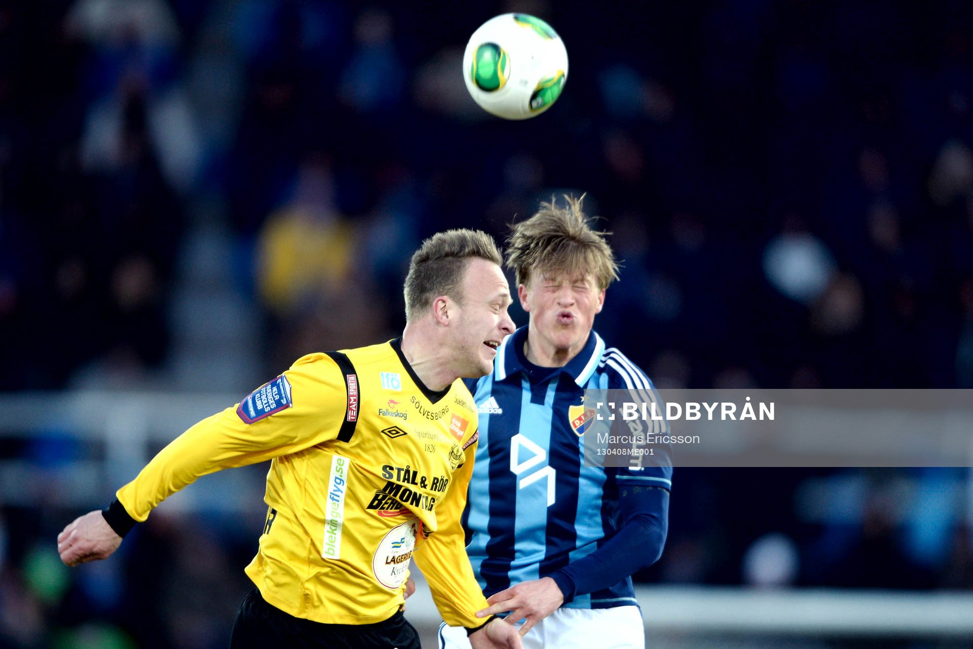 Fotboll, Allsvenskan, Djurgården - Mjällby: Markus Ekenberg, Mjällby och Emil Bergström, Djurgården i nickduell.