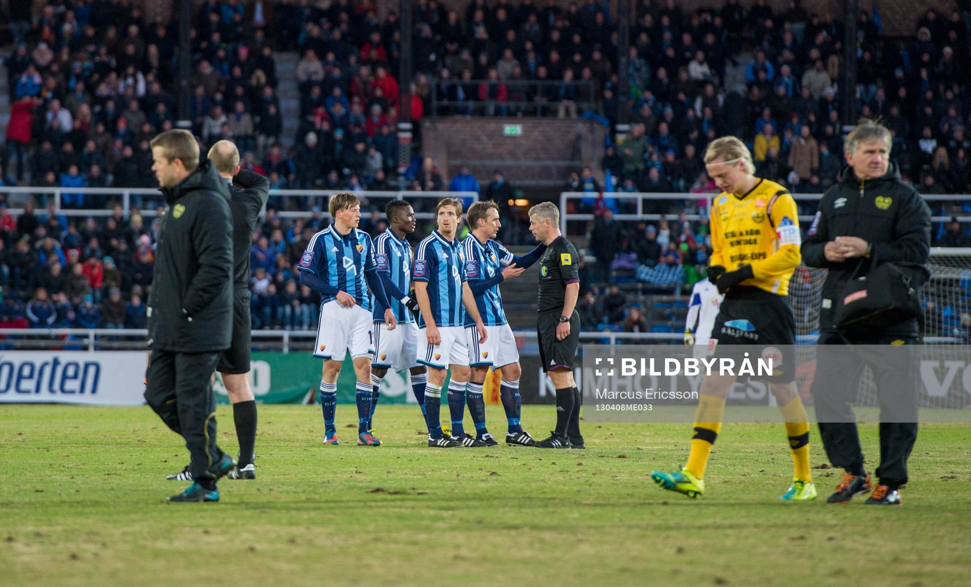 Djurgården pratar med domaren Tobias Mattsson