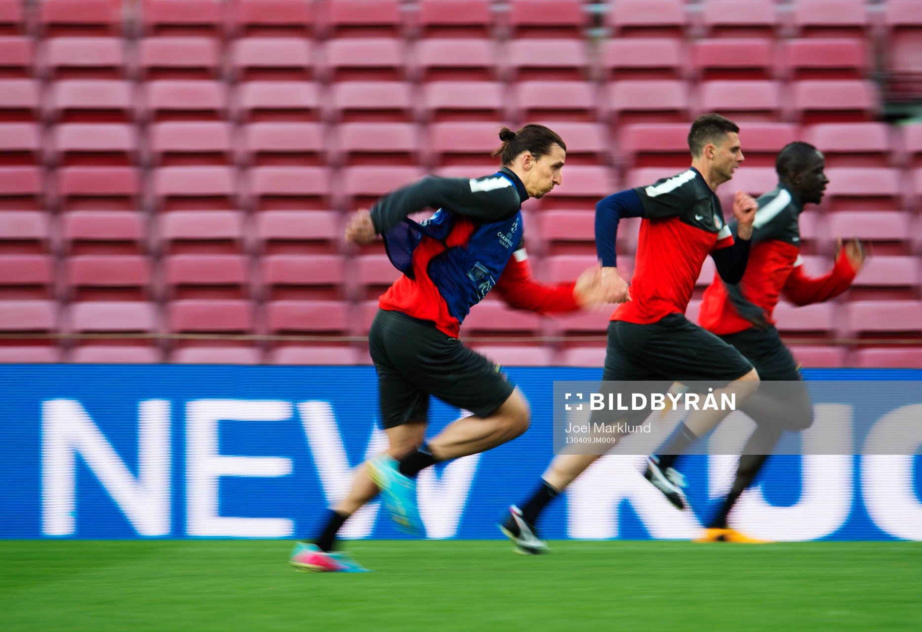 Fotboll, Champions League, träning inför Barcelona - Paris Saint Germain: Zlatan Ibrahimovic springer under träningen.