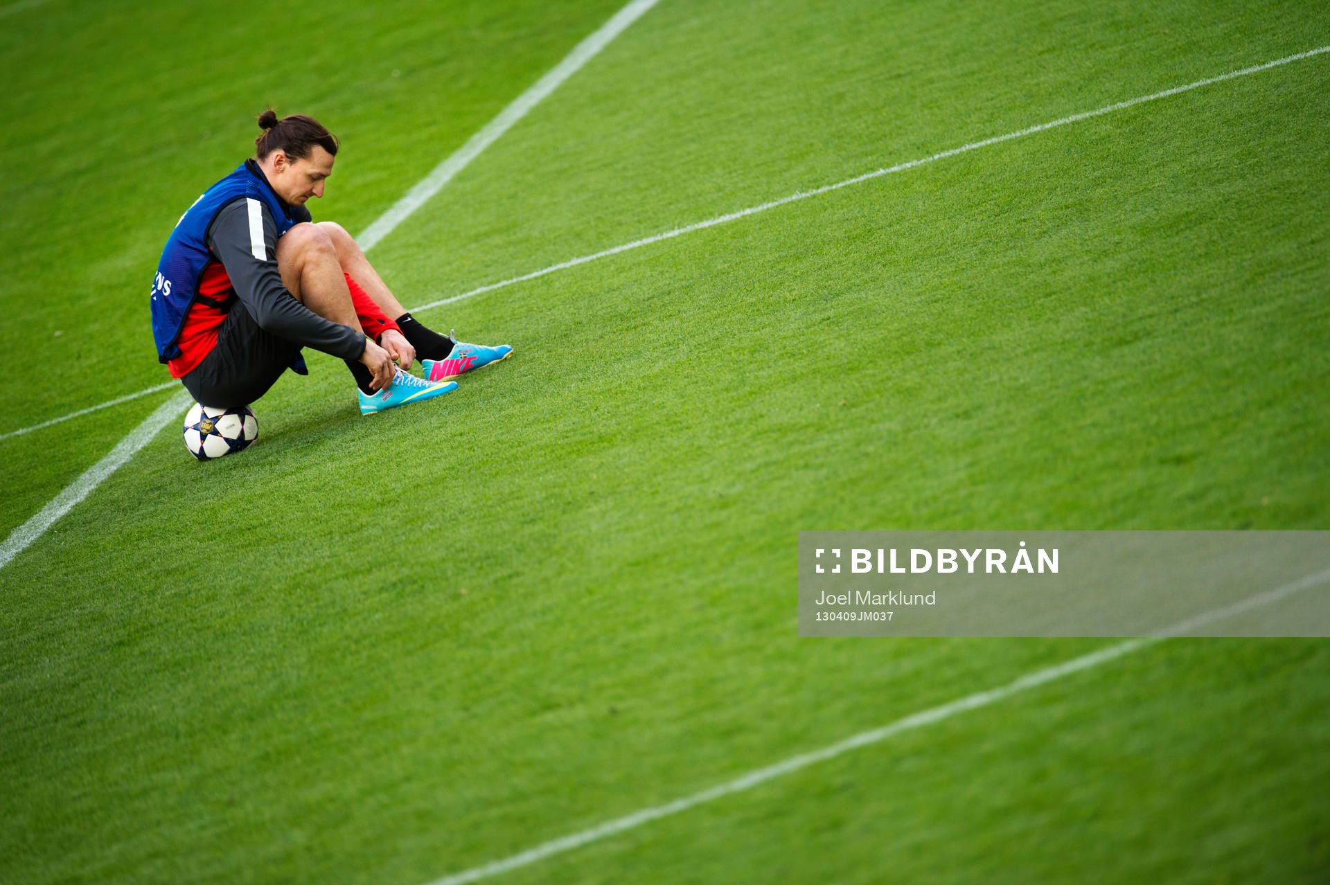 Fotboll, Champions League, träning inför Barcelona - Paris Saint Germain: Zlatan Ibrahimovic knyter skorna under träningen.