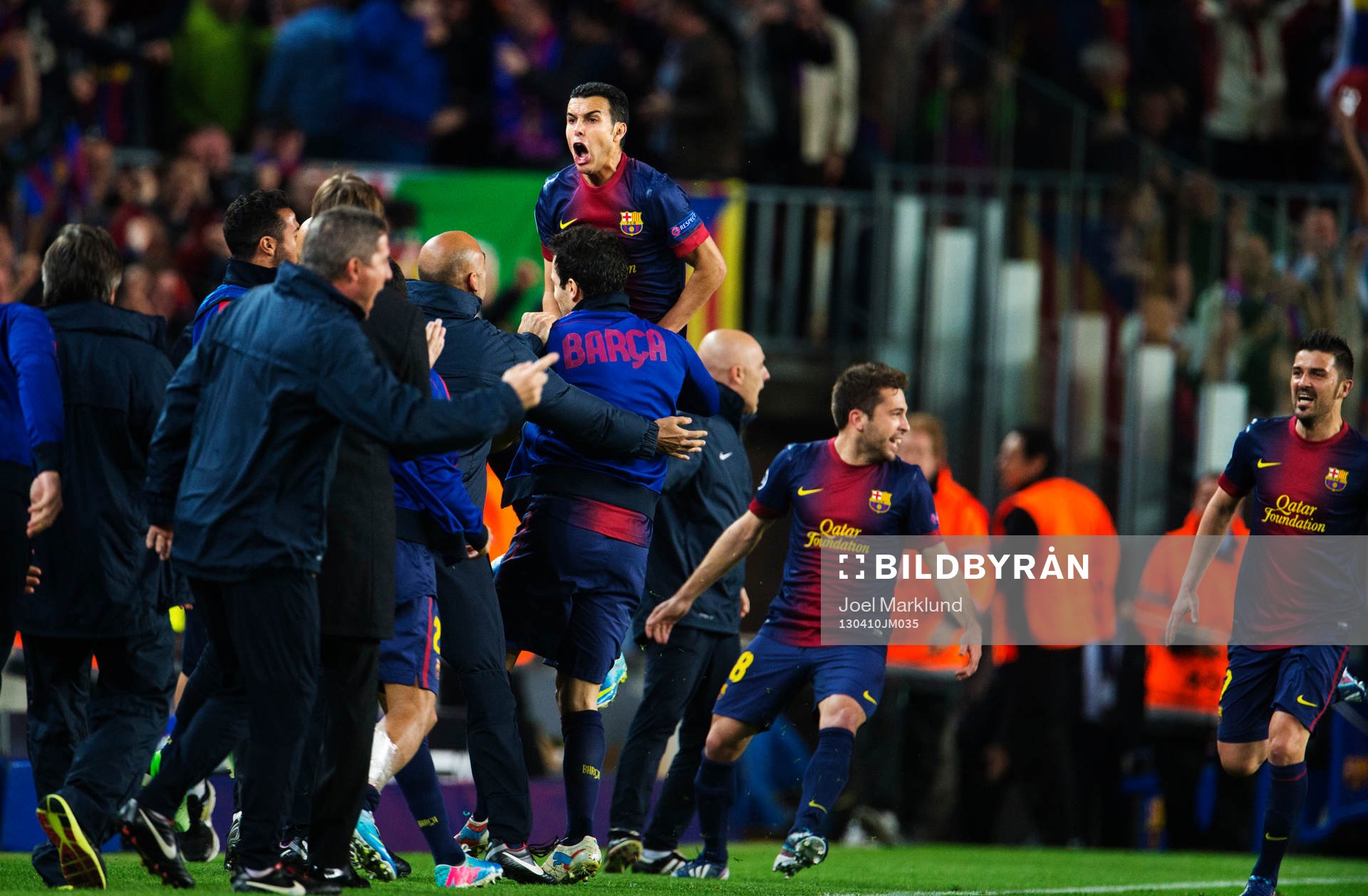 Fotboll, Champions League, kvartsfinal, Barcelona - Paris Saint Germain: Pedro Rodriguez, Barcelona, slänger sig över sina lagkamrater och jublar efter 1-1-målet.