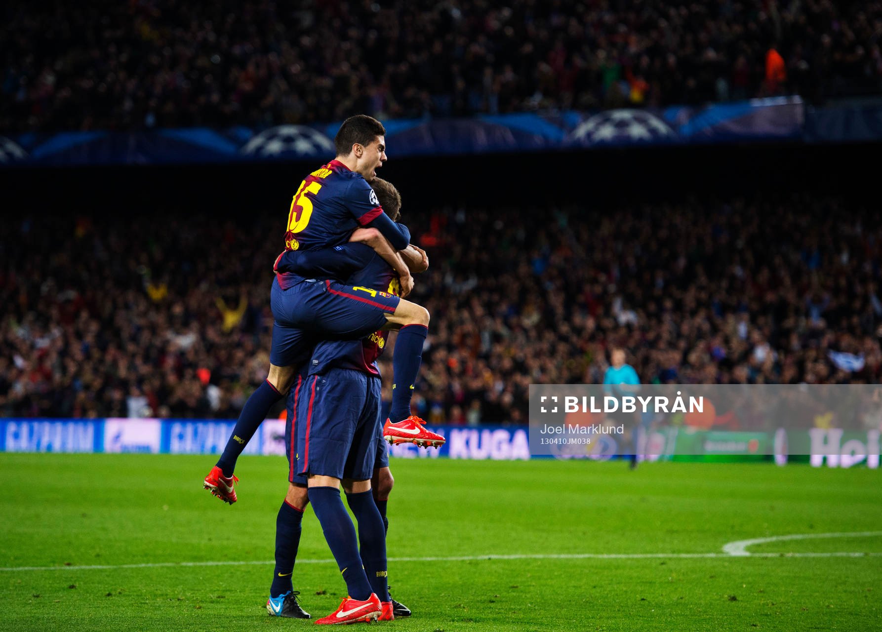 Fotboll, Champions League, kvartsfinal, Barcelona - Paris Saint Germain: Marc Bartra, Barcelona, jublar tillsammans med sina lagkamrater när det står klart att Barcelona avancerat i Champions League.