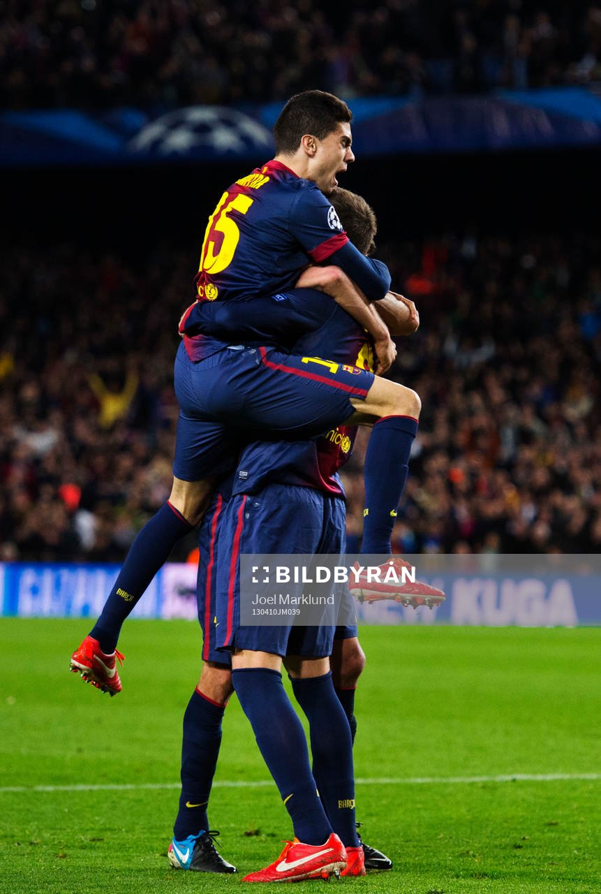 Fotboll, Champions League, kvartsfinal, Barcelona - Paris Saint Germain: Marc Bartra, Barcelona, jublar tillsammans med sina lagkamrater när det står klart att Barcelona avancerat i Champions League.