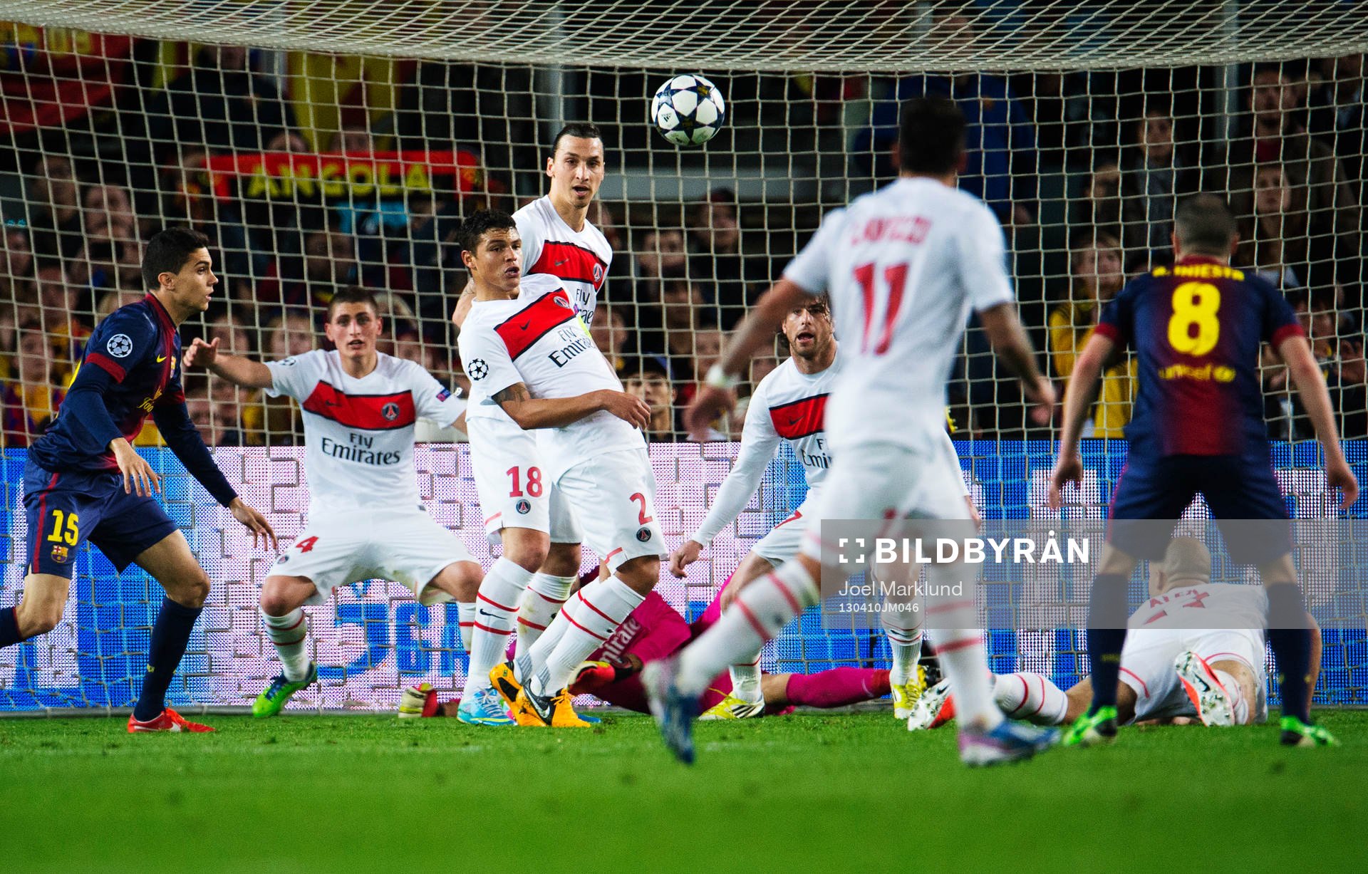 Fotboll, Champions League, kvartsfinal, Barcelona - Paris Saint Germain: Marco Verratti, Thiago Motta, Zlatan Ibrahimovic, Maxwell och Alex, Paris SG, försvarar sig mot Marc Bartra och Andres Iniesta, Barcelona.