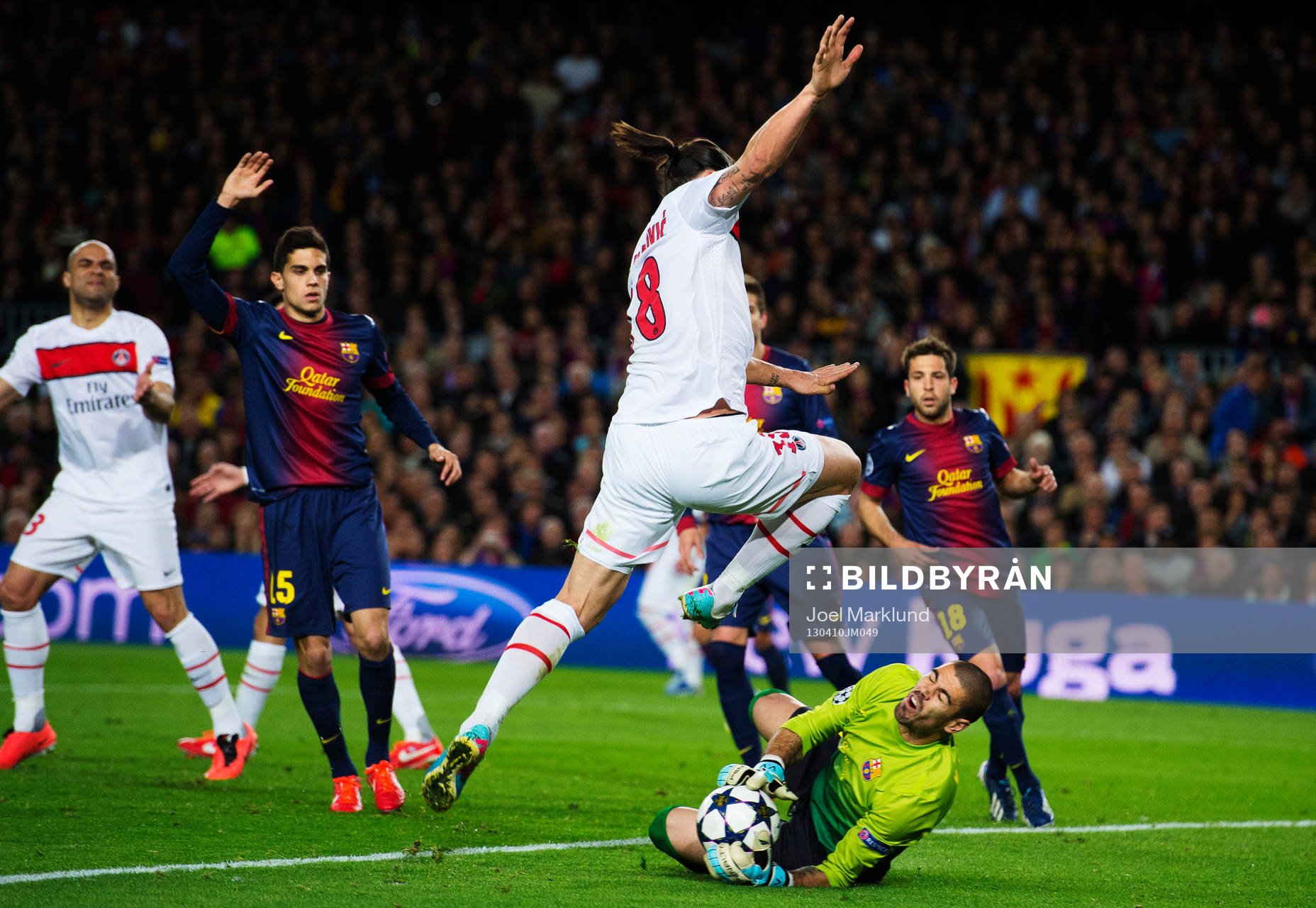 Fotboll, Champions League, kvartsfinal, Barcelona - Paris Saint Germain: Zlatan Ibrahimovic, Paris SG, oroar framför Victor Valdes, målvakt, Barcelona, som stoppar bollen.