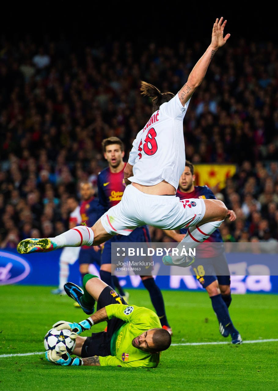 Fotboll, Champions League, kvartsfinal, Barcelona - Paris Saint Germain: Zlatan Ibrahimovic, Paris SG, oroar framför Victor Valdes, målvakt, Barcelona, som stoppar bollen.