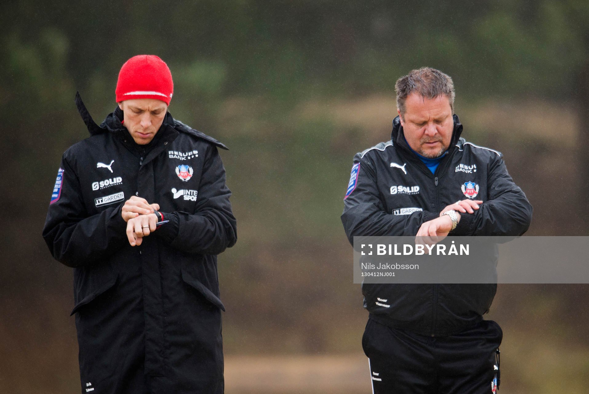 Erik Edman och Roar Hansen, Tränare Helsingborg, kollar