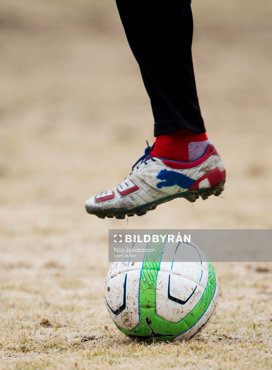 en boll och en fot är likamed fotboll