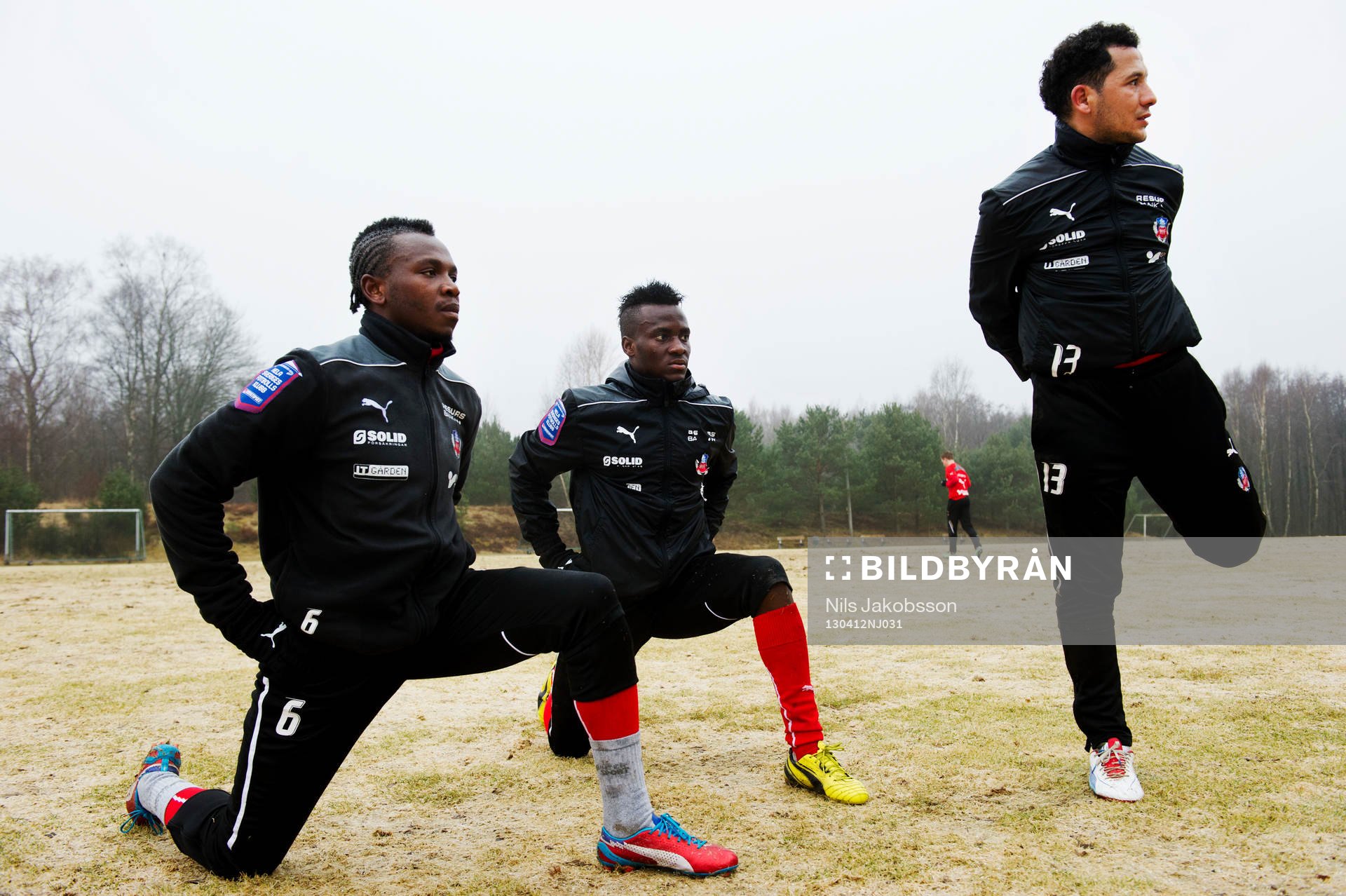 Fotboll, Allsvenskan, Helsingborg tränar: May Mahlangu, David Accam, Rachid Bouaouzan, Helsingborg, stretchar.