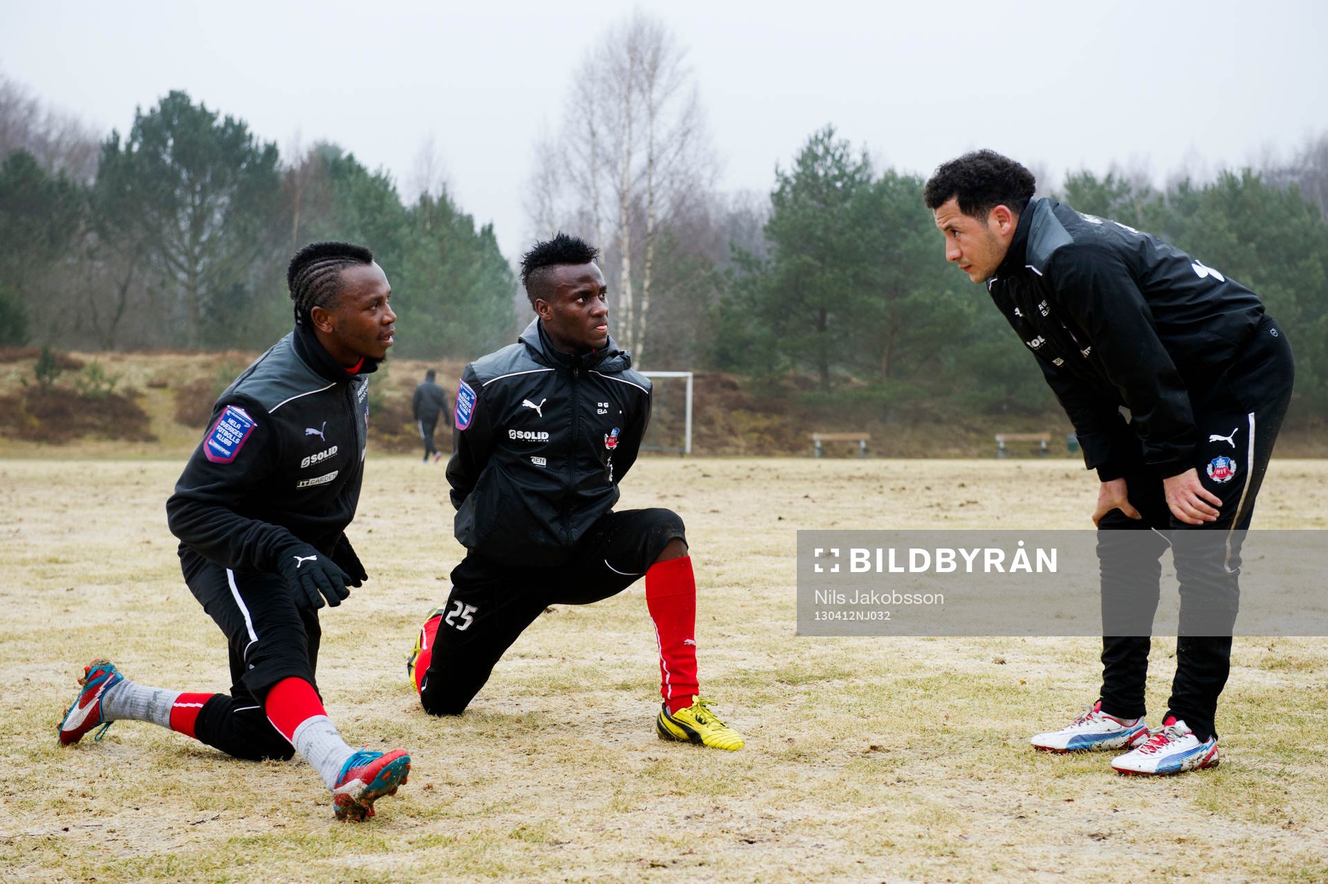 Fotboll, Allsvenskan, Helsingborg tränar: May Mahlangu, David Accam, Rachid Bouaouzan, Helsingborg, stretchar.