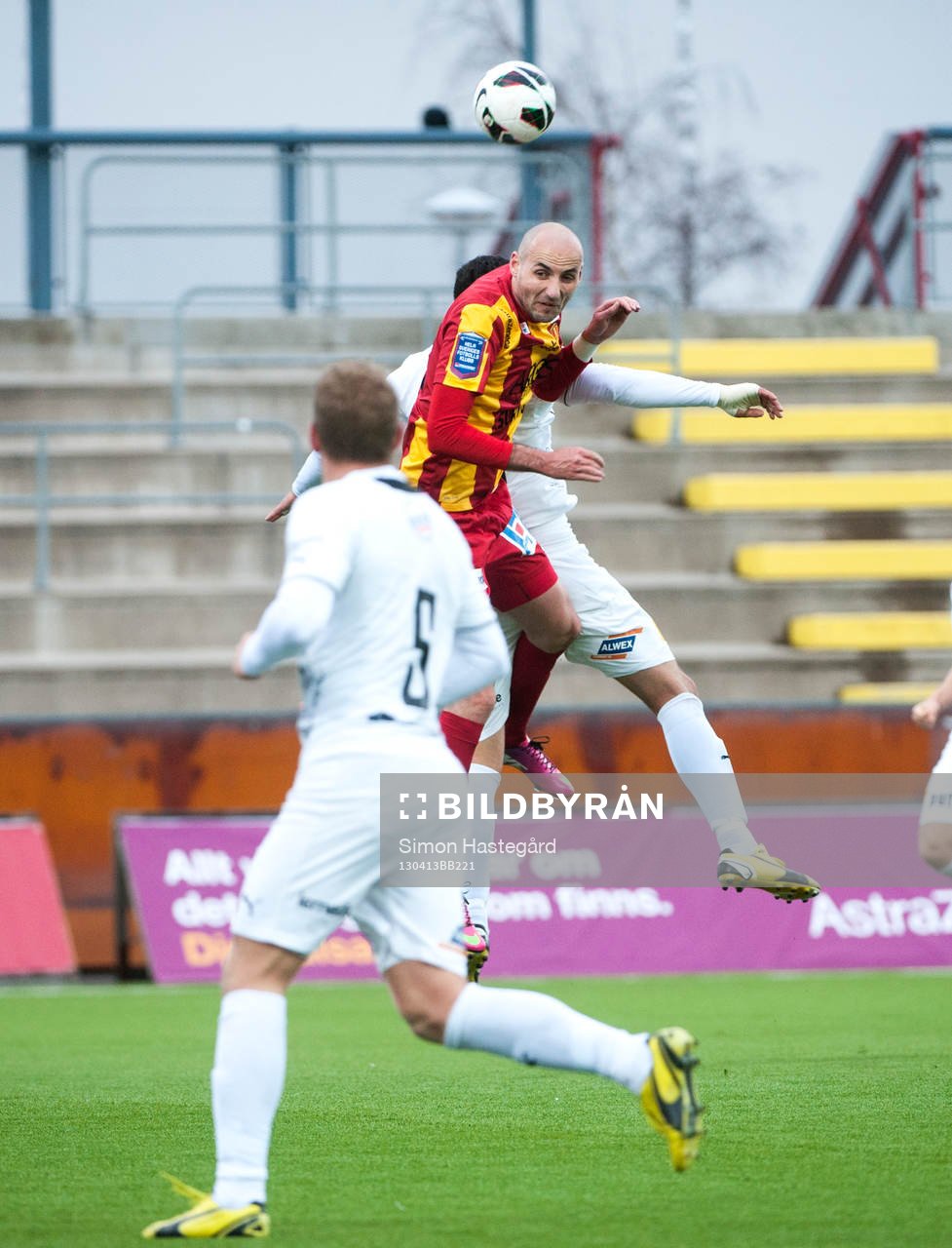 Fotboll, Allsvenskan, Syrianska - Östers IF: Dinko Felic, Syrianska, i en luftduell med en spelare från Östers IF.