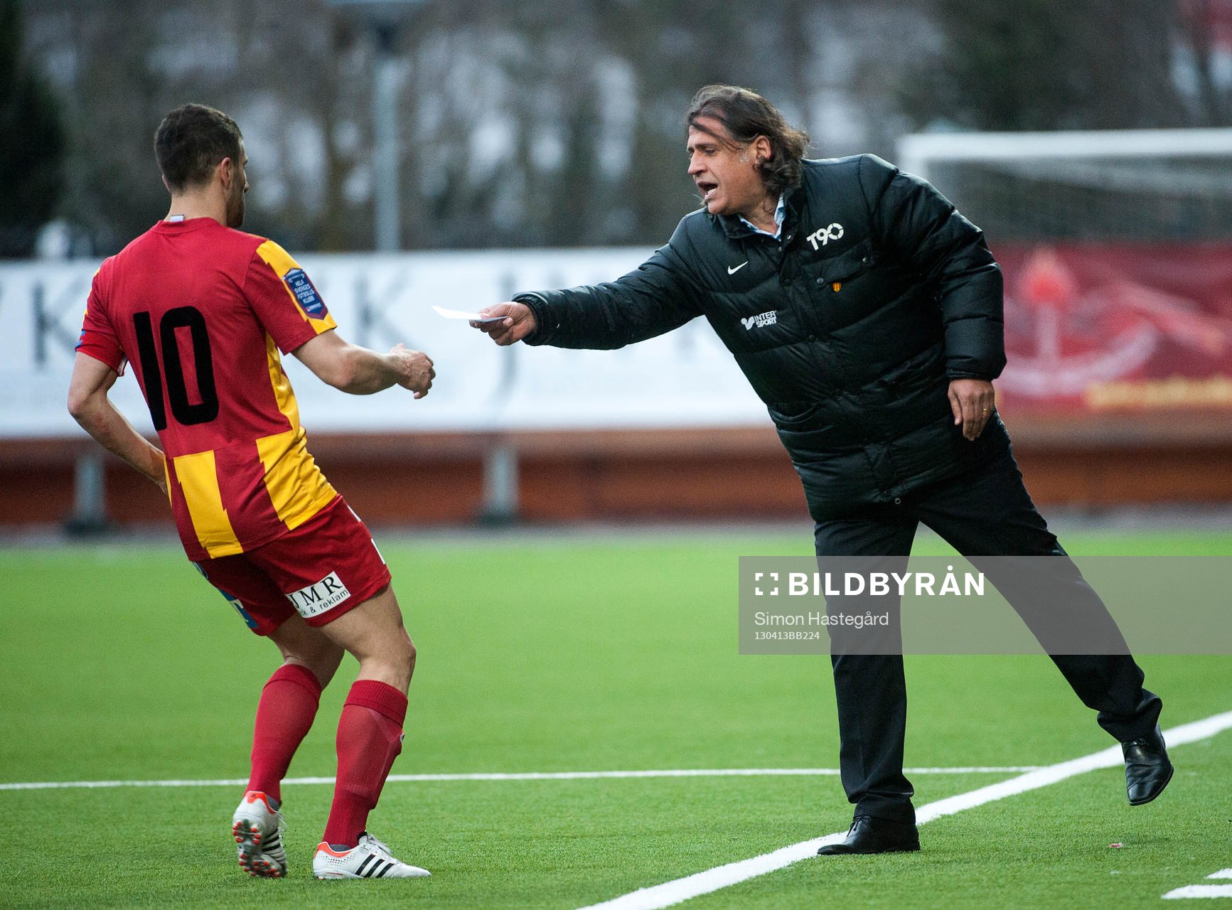 Özcan Melkemichel, tränare Syrianska ger en lapp till