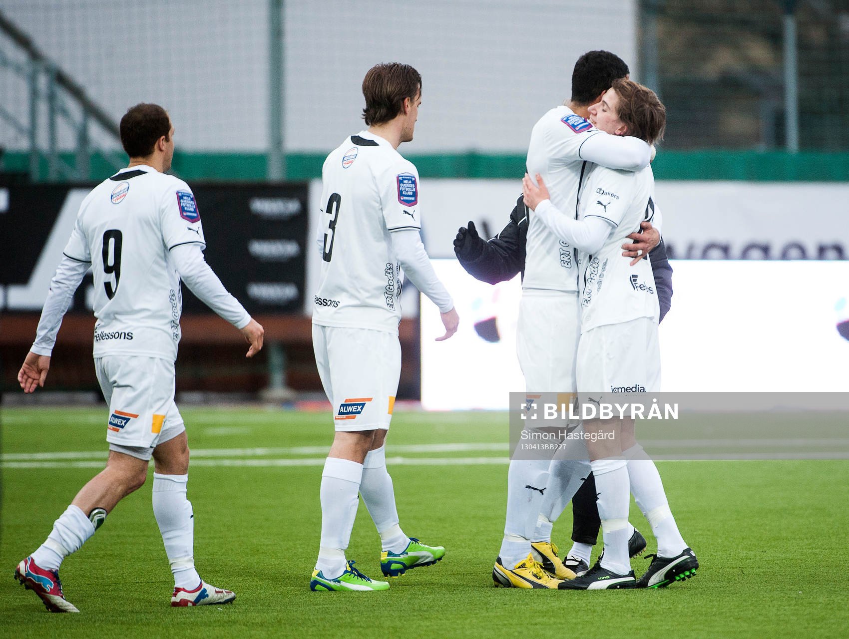 Fotboll, Allsvenskan, Syrianska - Östers IF: Darijan Bojanic, Östers IF, får en kram av lagkamraterna efter att matchen är över.