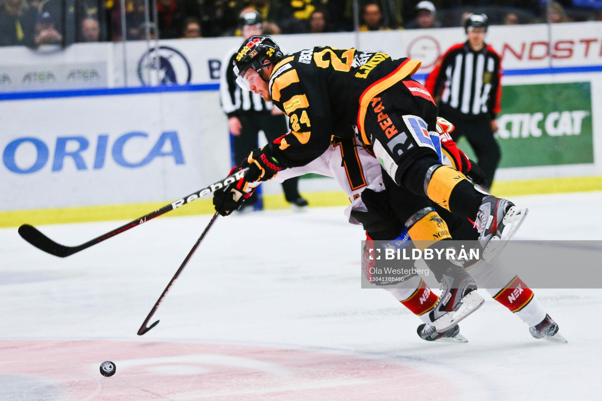 Oscar Lindberg kör över en Luleåspelare i