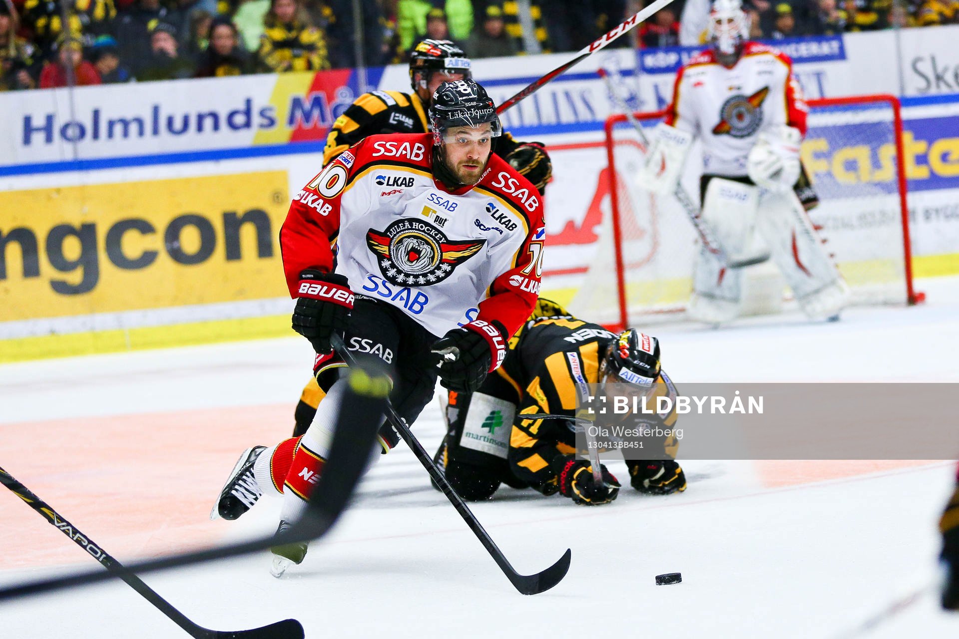 Luleås Johan Fransson tar sig förbi Skellefteåspelare