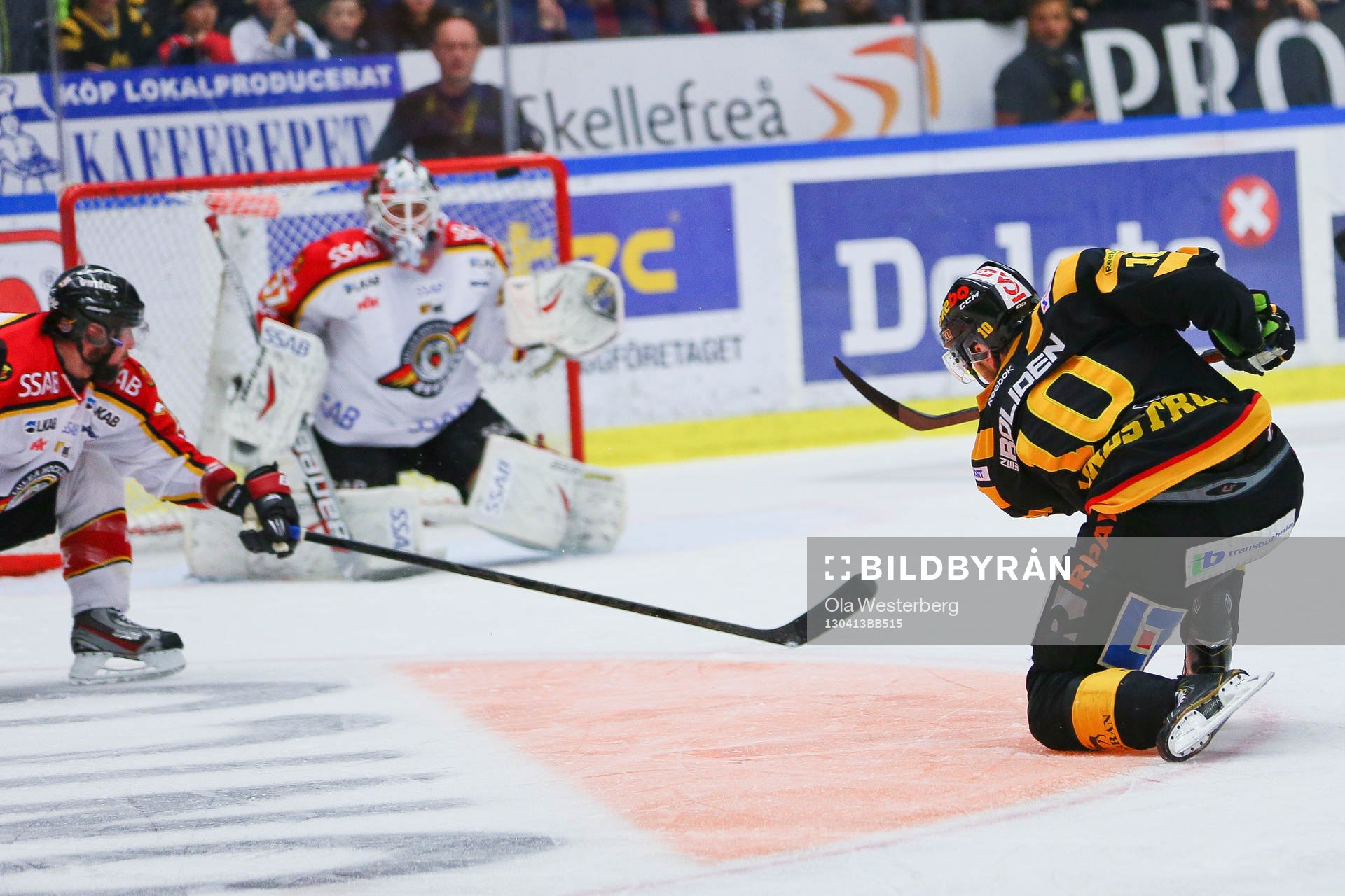 Joakim Lindström skjuter på Johan Gustafsson