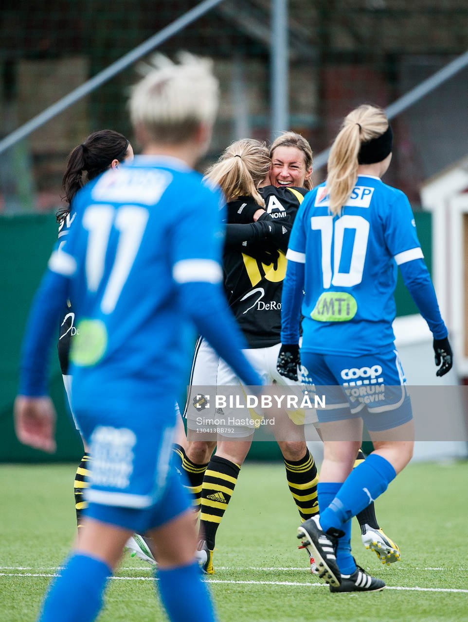 Madeleine Tegström kramar om Helén Holmgren, AIK, som